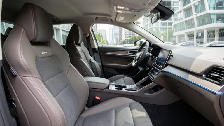 Habitacle automobile moderne équipé de technologies discrètes améliorant la sécurité et le confort au quotidien.